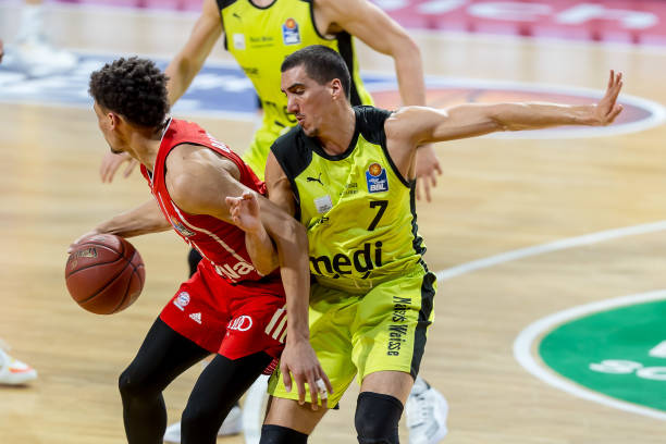 门将奋力扑 门将奋力扑